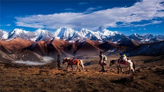 “守護(hù)貢嘎”是當(dāng)?shù)卮迕駱闼氐男拍詈妥园l(fā)的行動。圖為貢嘎山“馬背巡護(hù)隊(duì)”開展日常巡護(hù)工作 林革文攝