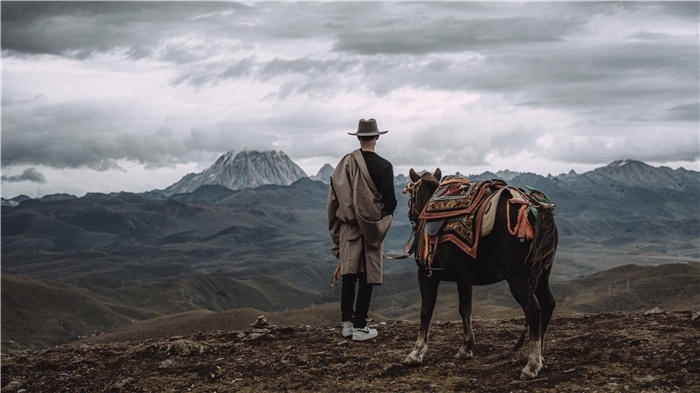 在康定八郎生都星空營地，村里的青年丹真德勒牽馬注視世代生活的家園。八郎村提供