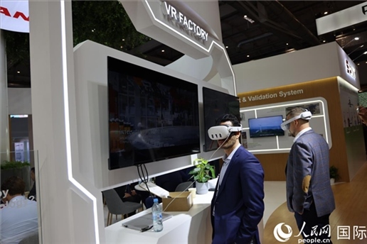 外國觀眾在通過VR參觀中國風(fēng)電企業(yè)智慧工廠。人民網(wǎng)記者 劉仲華攝