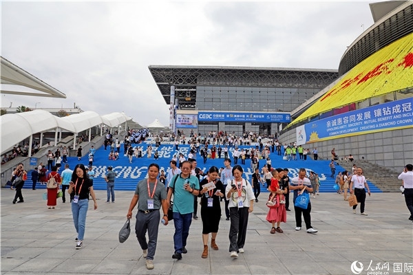 第二十一屆東博會展館外，參觀者步行離場。人民網(wǎng)記者趙益普攝