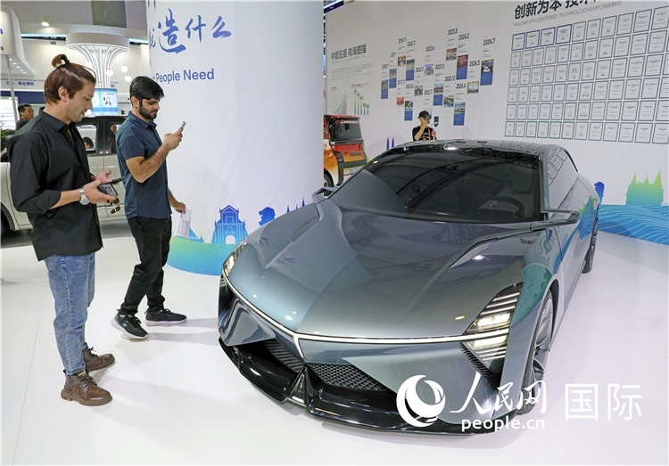 東博會上，上汽通用五菱展出的一款名為“東盟之光”的新能源概念車吸引參觀者駐足。人民網(wǎng)記者趙益普攝