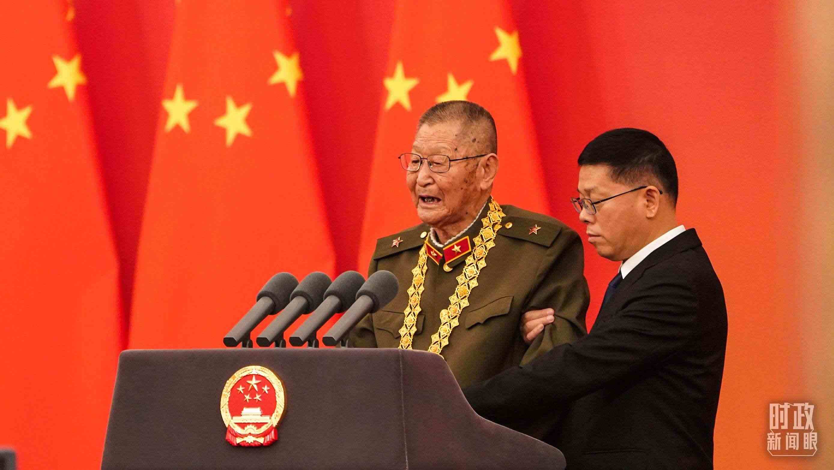 “共和國勛章”獲得者黃宗德在頒授儀式上發(fā)言。（總臺記者李晉拍攝）