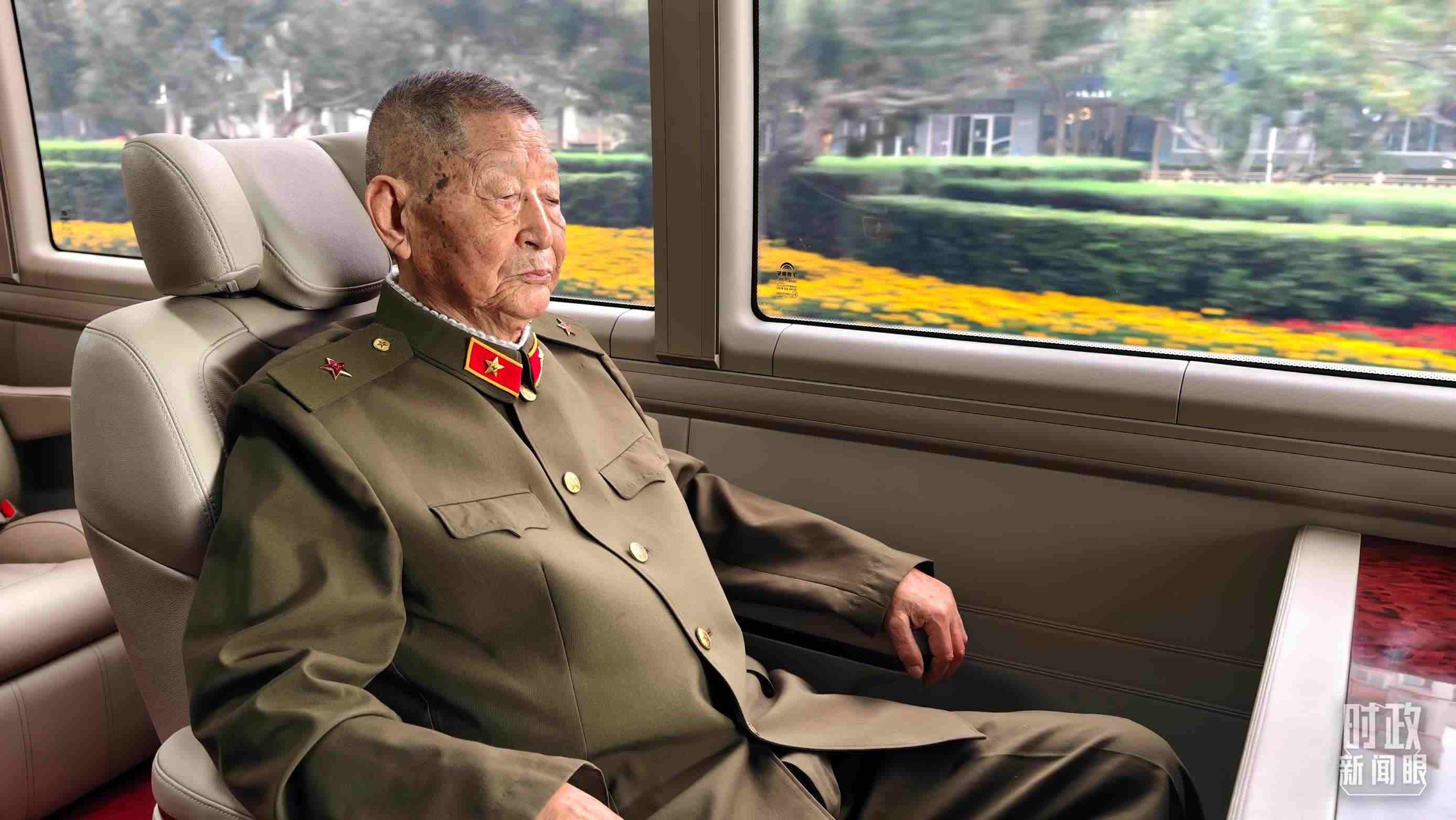 “共和國勛章”獲得者黃宗德乘坐禮賓車前往人民大會堂。（總臺央視記者胡瑋拍攝）