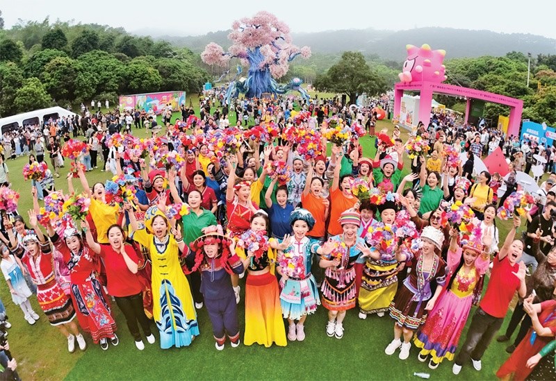 自2014年起，廣西持續(xù)舉辦“廣西三月三·八桂嘉年華”活動(dòng)，各地民族民俗活動(dòng)次第登臺(tái)，精彩紛呈，這個(gè)傳統(tǒng)民族節(jié)慶已演變?yōu)楦髯迦嗣窆蚕砉矘?lè)的節(jié)日盛會(huì)和知名文化旅游品牌。圖為2024年4月11日在南寧市拍攝的活動(dòng)主會(huì)場(chǎng)。 新華社記者 周華/攝