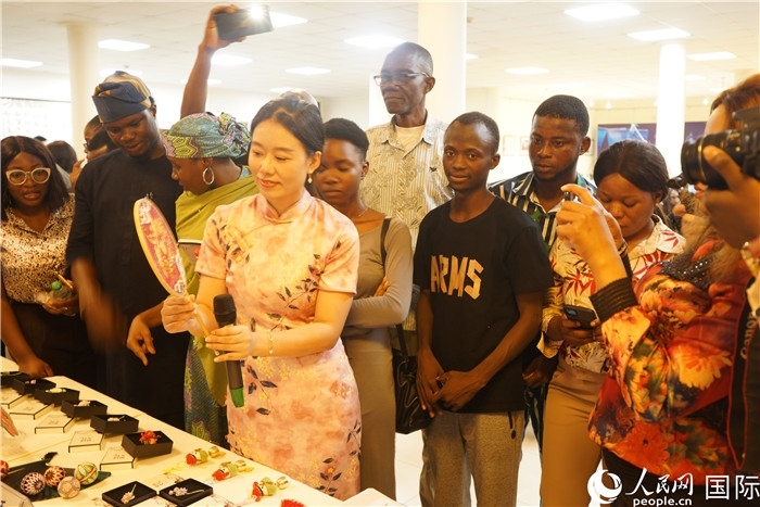 向尼日利亞觀眾介紹中國刺繡。人民網(wǎng)記者 姜宣攝