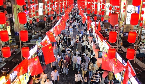 國慶臨近，河南省洛陽市老城歷史文化街區(qū)裝扮一新，國旗招展，處處洋溢著濃厚的國慶節(jié)日氛圍。來源：人民圖片網(wǎng)