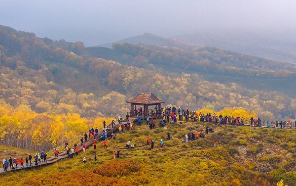 2024年9月27日，內(nèi)蒙古自治區(qū)赤峰市克什克騰旗烏蘭布統(tǒng)景區(qū)層林盡染，游人如織，風(fēng)光如畫。來源：人民圖片網(wǎng)