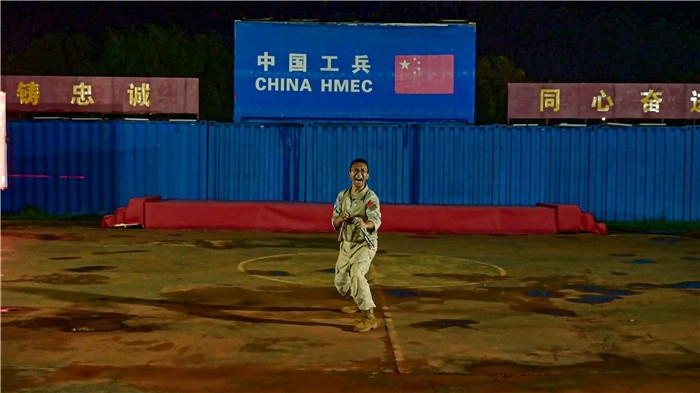 官兵帶來精彩的雙節(jié)棍表演。馬騫攝