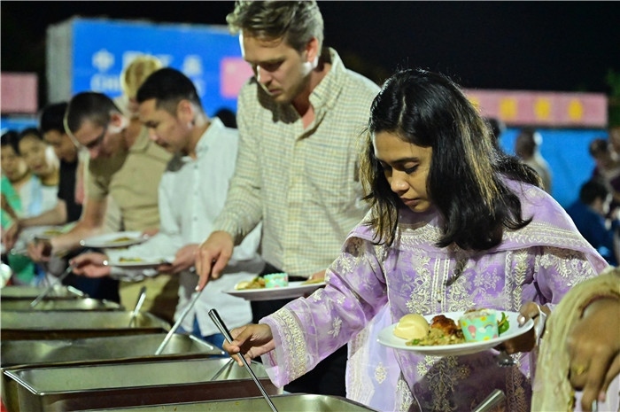 外國友人品嘗中國美食。馬騫攝