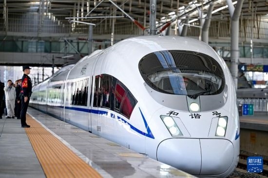 10月1日，由銀川開往惠農(nóng)的C8218次列車從銀川站駛出。