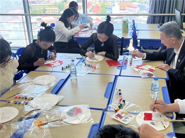 觀眾們在體驗(yàn)畫扇。Sem Sophea攝