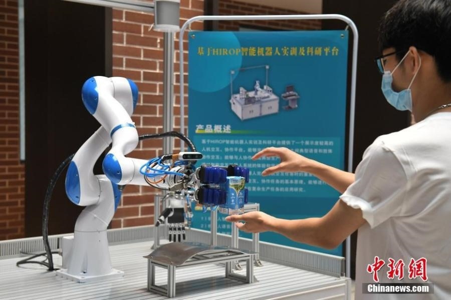  資料圖：高校為學(xué)生打造先進(jìn)科研平臺(tái)。中新社記者 陳楚紅 攝