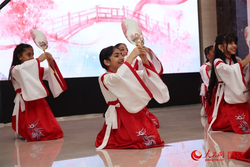 富查伊拉當?shù)貙W校學生表演節(jié)目。人民網(wǎng)記者任皓宇攝