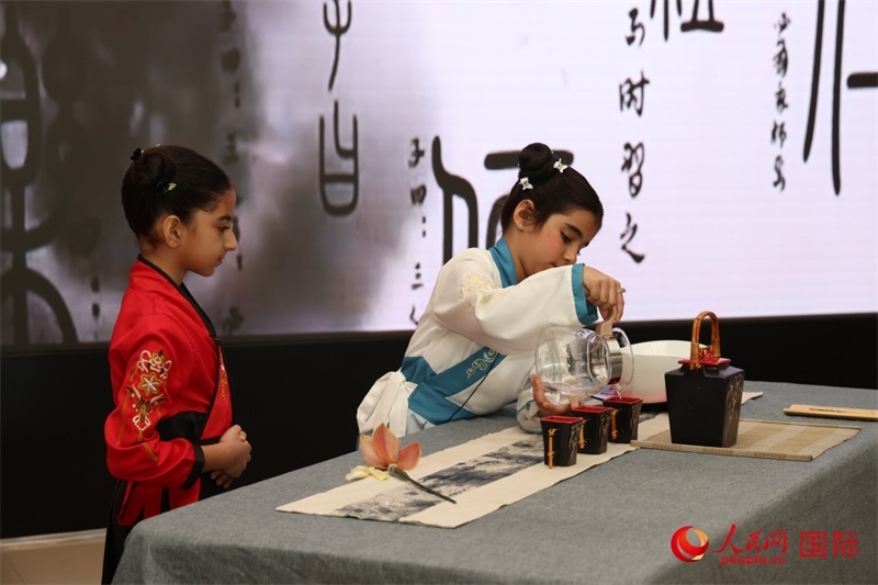 富查伊拉當?shù)貙W校學生表演茶藝。人民網(wǎng)記者任皓宇攝