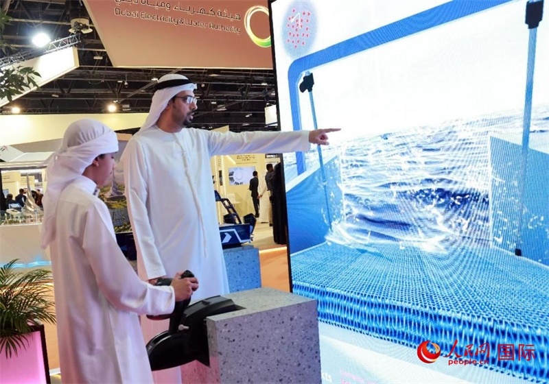 一名兒童在模擬操作船舶，撿拾海洋垃圾。人民網(wǎng)記者管克江攝