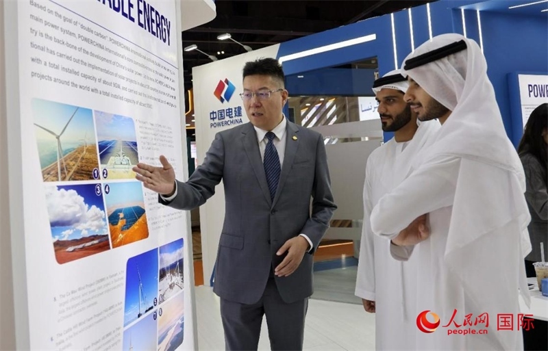 中國電建中東北非區(qū)域總部負責人向觀眾介紹公司承建的可再生能源項目。人民網(wǎng)記者 管克江攝