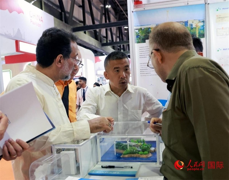 中企推出的綠色能源海水淡化系統(tǒng)吸引了參展商關注。人民網(wǎng)記者管克江攝