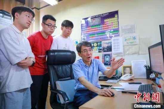 薛其坤在指導(dǎo)學(xué)生。 (受訪者供圖)