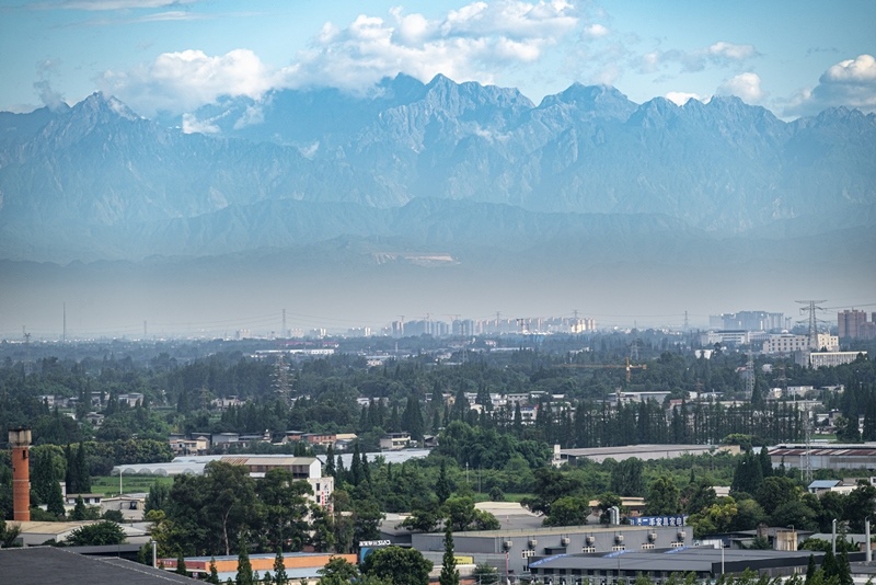 2024年7月1日，成都天氣晴好，遠(yuǎn)處雪山清晰可見(jiàn)。