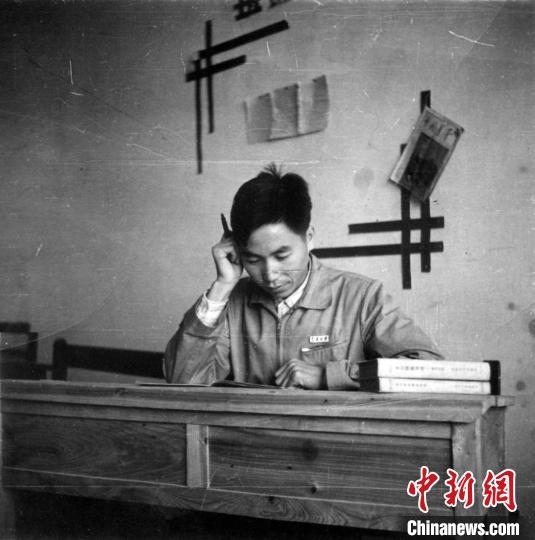 大學(xué)時(shí)期，龍樂(lè)豪在教室自習(xí)。(中國(guó)運(yùn)載火箭技術(shù)研究院供圖)