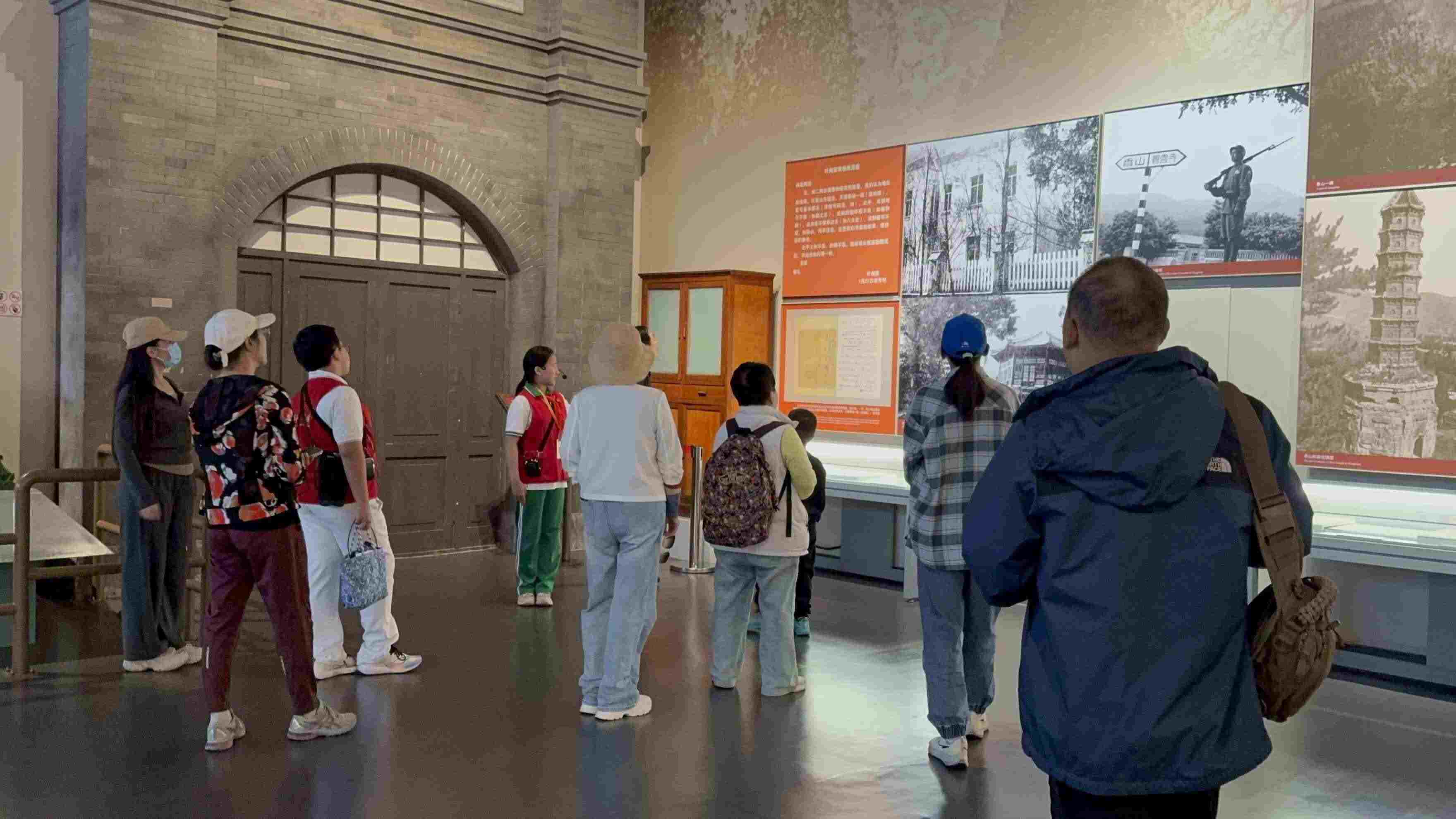 10月4日，北京香山革命紀念館內，一名“紅領巾志愿者”正在為參觀者講解。人民網(wǎng)記者 劉微攝