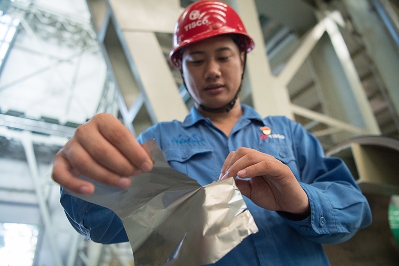 2018年8月8日，山西省太原市，太鋼不銹鋼精密帶鋼有限公司工作人員用手撕開不銹鋼。