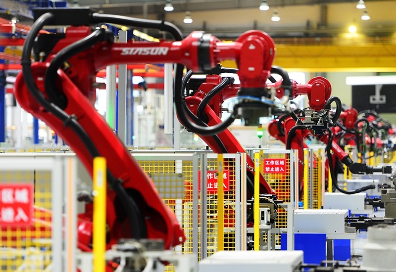 2019年11月22日，沈陽，一家數(shù)字化智能工廠內(nèi)，名為SR210的機器人正在自主地抓取各種零部件，快速組裝稍小的工業(yè)機器人。