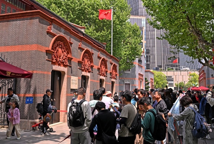 2024年5月3日，游客在位于上海的中共一大會址前參觀。新華社記者 劉穎 攝