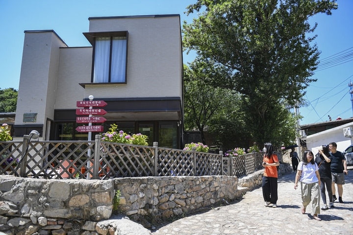 游客在北京延慶石峽村觀光（2024年6月1日攝）。新華社記者 陳鐘昊 攝