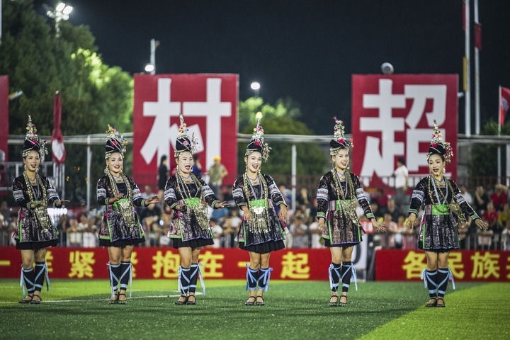 2024年9月28日，榕江縣侗族大歌隊的演員們在“村超”足球場上表演。當(dāng)日，“發(fā)現(xiàn)中國之美·相約貴州村超”國際友誼賽在貴州省黔東南苗族侗族自治州榕江縣的“村超”足球場舉行。新華社記者 陶亮 攝