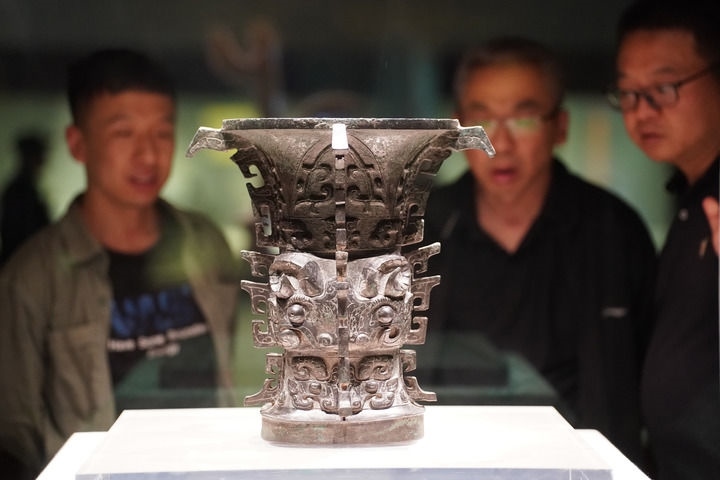 2024年5月9日，游客在陜西寶雞青銅器博物院內(nèi)參觀西周文物何尊。新華社記者 邵瑞 攝