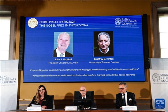 10月8日，在瑞典斯德哥爾摩舉行的2024年諾貝爾物理學獎公布現(xiàn)場，屏幕顯示獎項得主美國普林斯頓大學的約翰·霍普菲爾德和加拿大多倫多大學的杰弗里·欣頓。新華社記者 彭子洋 攝