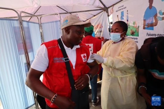 10月5日，在剛果（金）北基伍省首府戈馬市一座醫(yī)院內(nèi)，醫(yī)護(hù)人員為一名聯(lián)合國(guó)兒童基金會(huì)工作人員接種猴痘疫苗。新華社發(fā)（阿蘭·烏亞卡尼攝）