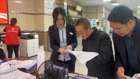 四川省成都市溫江區(qū)市場監(jiān)管局工作人員為群眾提供幫辦服務(wù)。圖片來源：人民網(wǎng)四川頻道