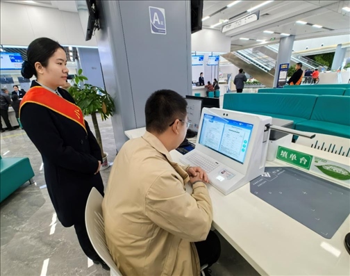 湖北省赤壁市市民在辦事人員的指導(dǎo)下填寫相關(guān)信息。圖片來源：人民網(wǎng)湖北頻道