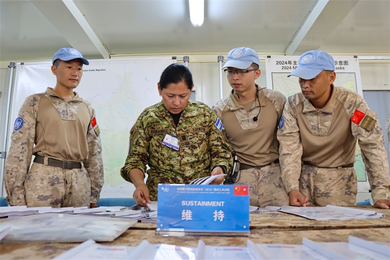 圖2-評估組對分隊軟件進(jìn)行檢查(馬騫攝)