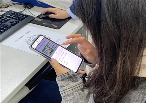 趙女士用手機(jī)掃碼預(yù)約幫辦服務(wù)。圖片來源：微信公眾號(hào)“上海市普陀區(qū)政務(wù)服務(wù)中心”