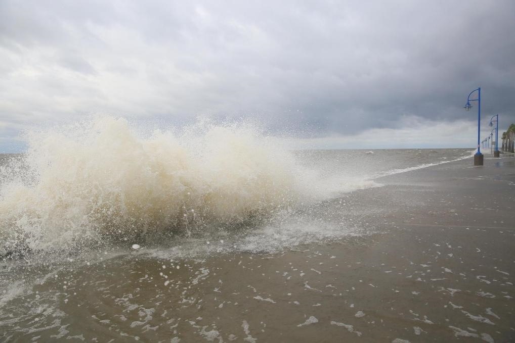 2020年9月15日，受颶風(fēng)“薩莉”影響，美國(guó)路易斯安那州新奧爾良的龐恰特雷恩湖巨浪拍岸。新華社發(fā)（魏蘭攝）