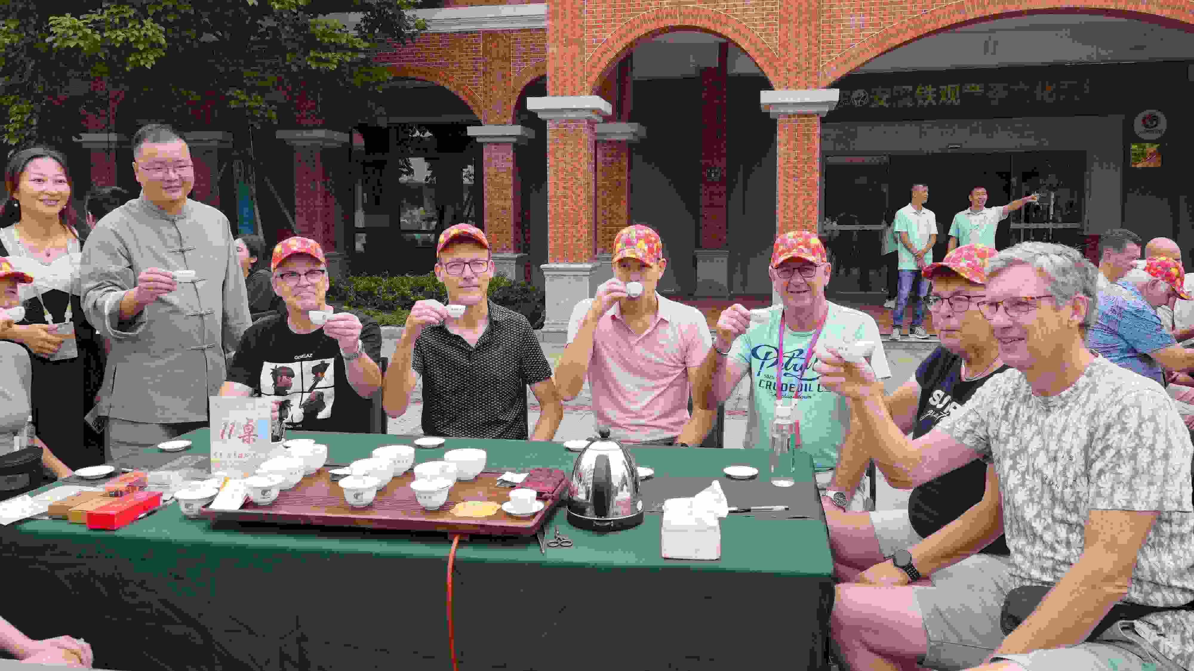 2023年10月4日，福建泉州，外國(guó)人品中國(guó)茶。