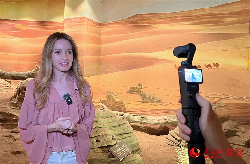 麗娜在吐魯番坎兒井源景區(qū)錄制視頻。人民網(wǎng)記者 曾書柔攝