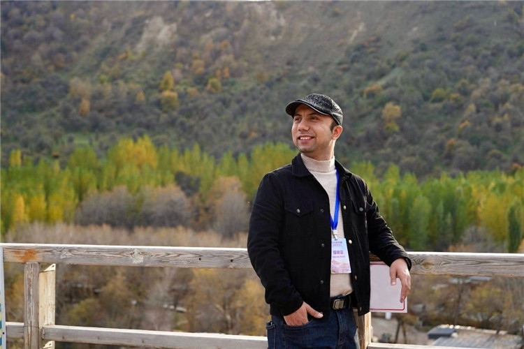 阿布德吾力參加“萬人說新疆”優(yōu)秀作者媒體行活動(dòng)留影。受訪者供圖