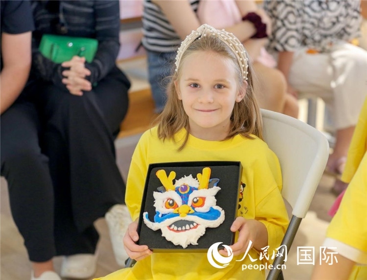 一名中文愛(ài)好者手捧生肖畫。人民網(wǎng)中東中心分社塔里克·易卜拉欣攝