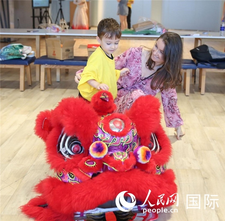 一名兒童在感受舞獅。人民網(wǎng)中東中心分社塔里克·易卜拉欣攝