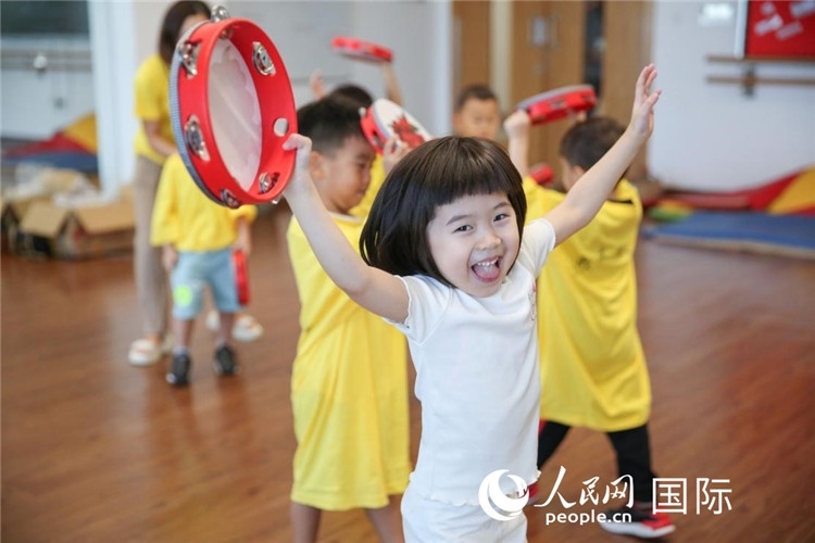 一名華裔兒童在參加音樂(lè)課程。人民網(wǎng)中東中心分社塔里克·易卜拉欣攝