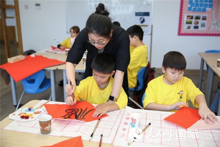 書法課場(chǎng)景。人民網(wǎng)中東中心分社塔里克·易卜拉欣攝