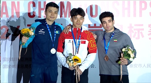 伍鵬（中）奪得男子速度項目冠軍。主辦方供圖