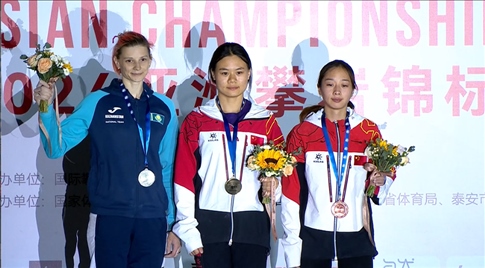 女子速度項目蒙世雪（中）奪冠，周婭菲（右）獲季軍。主辦方供圖