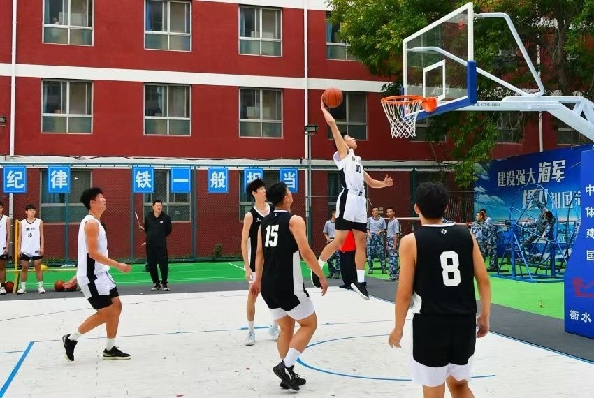 全天候室外運(yùn)動(dòng)木地板籃球場上精彩激烈的籃球賽。 主辦方供圖