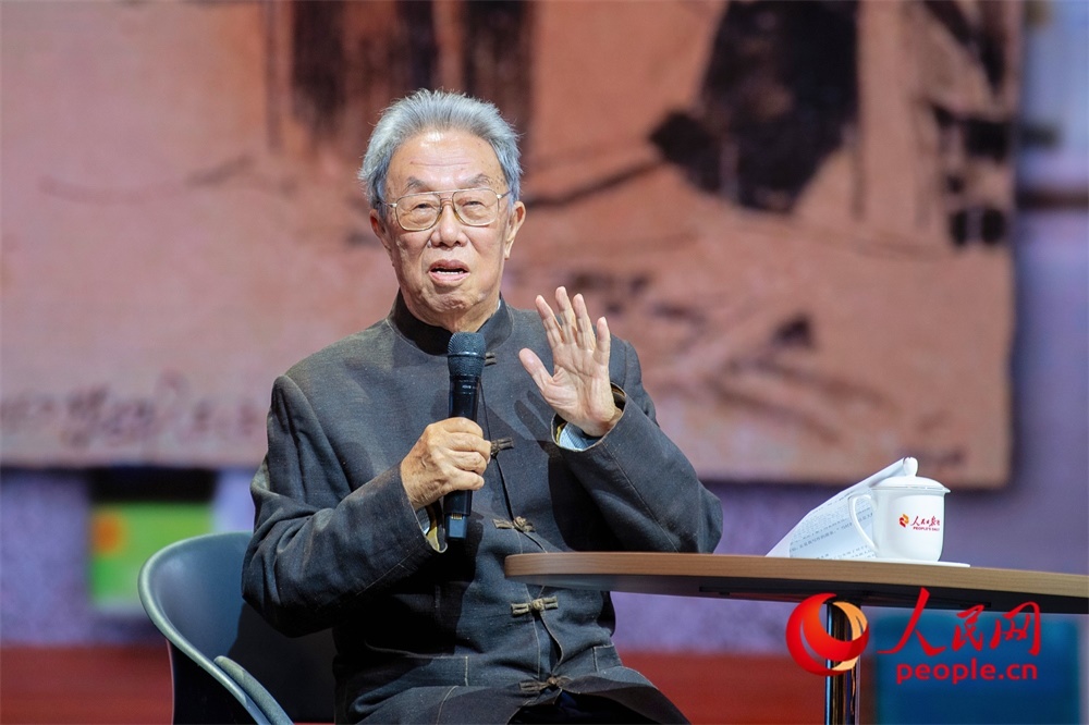 王蒙以《與時代同行 與人民同心》為題演講。人民網(wǎng)記者 翁奇羽攝