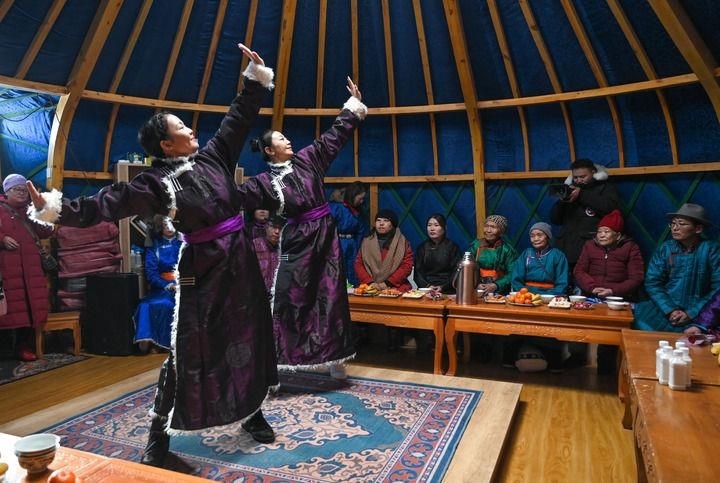 2023年12月21日，烏蘭牧騎隊(duì)員在內(nèi)蒙古阿其圖烏拉蘇木進(jìn)行舞蹈表演。